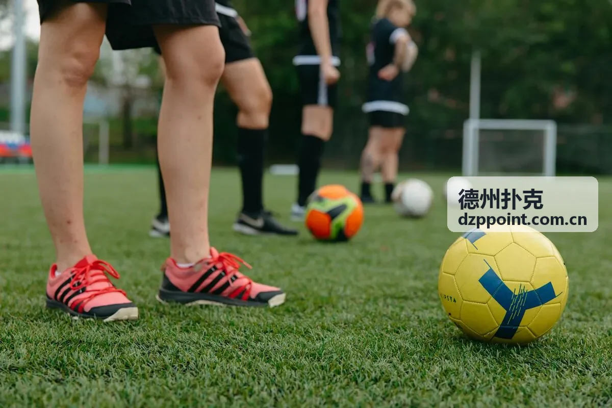 德州扑克交流结束后的轻松聚会画面